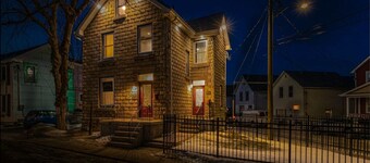 Luxury, top floor suite with free parking space. Walking distance to downtown!