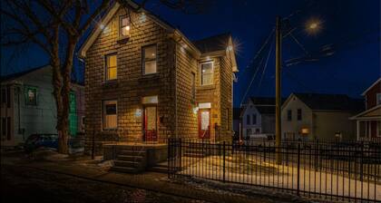 Luxury, top floor suite with free parking space. Walking distance to downtown!