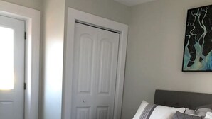 Unclassified image, 2 of 11, button - Luxury, top floor suite with free parking space. Walking distance to downtown! (Kingston)