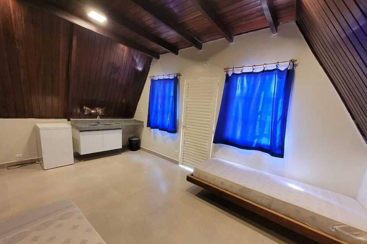 2 bedrooms, laptop workspace, bed sheets