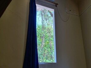 2 dormitorios, espacio para trabajar con un portátil, ropa de cama