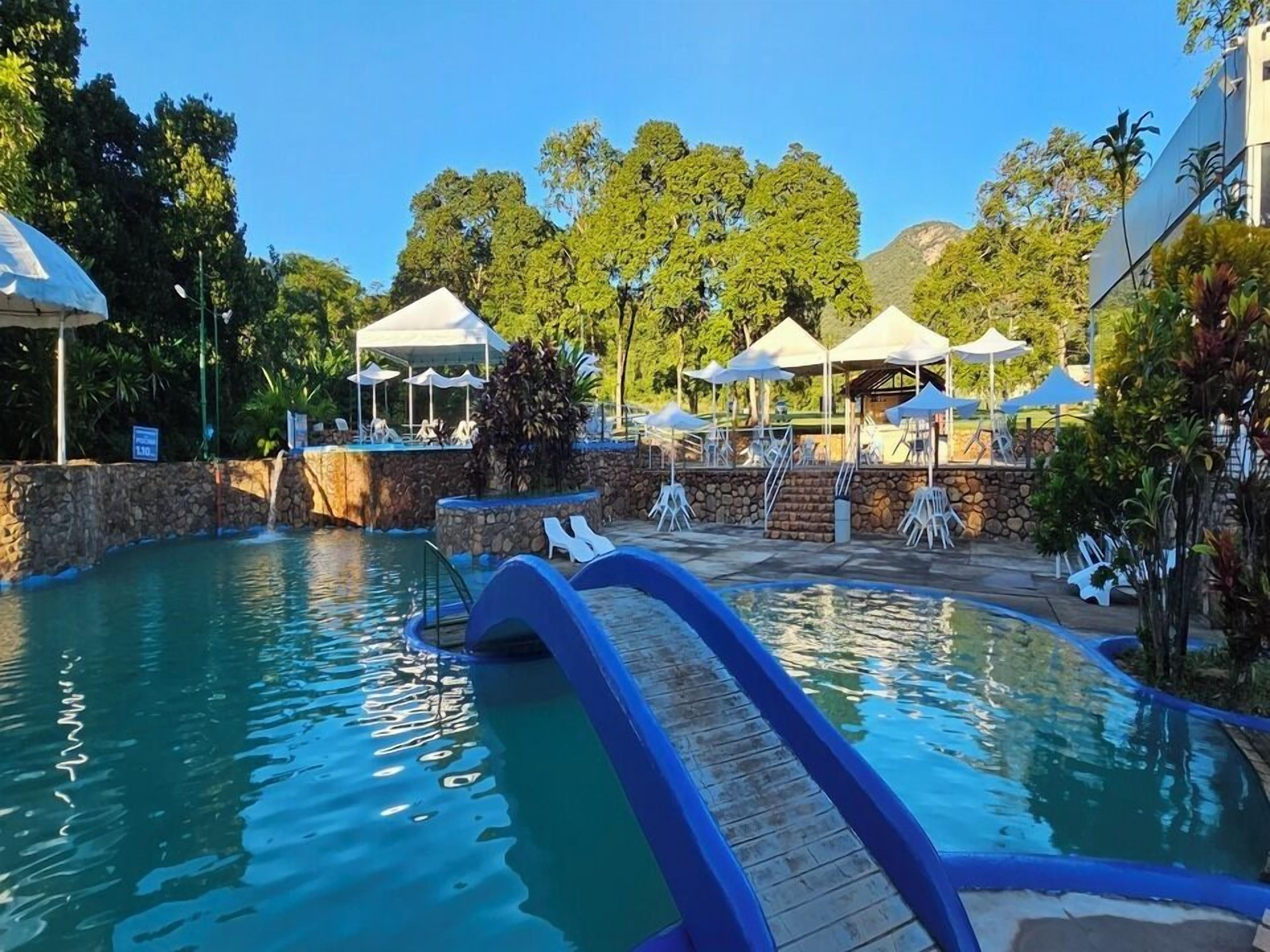 Piscine couverte, 3 piscines extérieures, parasols de plage
