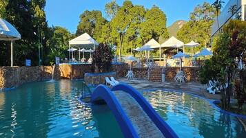 Piscine couverte, 3 piscines extérieures, parasols de plage