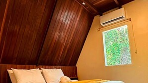 A bedroom with a wooden ceiling, a bed with white bedding and an orange throw, and a window with a green view. - Itiquira Park Hotel (Formosa)