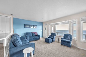 Smart TV, fireplace, stereo