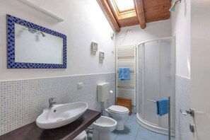 Een douche, een haardroger, een bidet, handdoeken