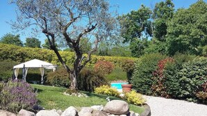 A garden with a gazebo, a swimming pool, and various shrubs and trees. - Casa Rondinella By Case al Lago (Cavriana)