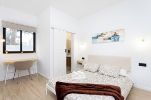 2 habitaciones, escritorio, tabla de planchar con plancha y wifi 
