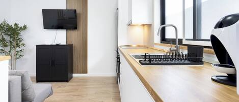 Kjøleskap, mikrobølgeovn, ovn og kokeplater