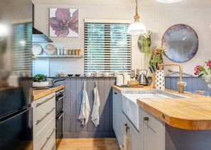 Fridge, oven, dishwasher, cookware/dishes/utensils
