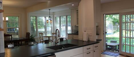 Réfrigérateur, lave-vaisselle, chaise haute