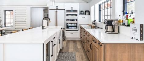 Coffee/tea maker, fridge, microwave, oven