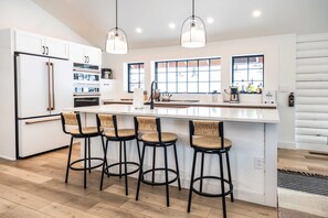 Kjøleskap, mikrobølgeovn, ovn og kokeplater