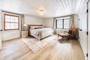 4 soverom, skrivebord, strykejern/-brett og reiseseng for barn