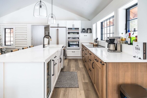 Fridge, microwave, oven, stovetop - Modern Comfort Timeless Charm - Log Cabin Retreat (Warwick)