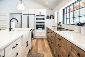 Réfrigérateur, four à micro-ondes, un four, surface de cuisson