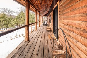 Terrace/patio - Modern Comfort Timeless Charm - Log Cabin Retreat (Warwick)