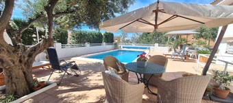 Second floor apartment with pool, 2 minutes from the beach.