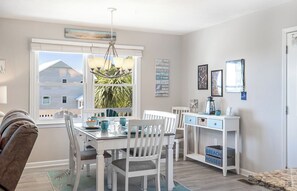 Dining - A Wizards Wynd - 4BR 2BA sleeps 8 - ocean view with private pool (Emerald Isle)