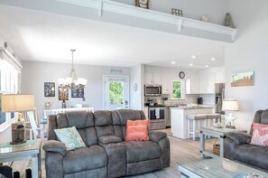 Smart TV, DVD player - A Wizards Wynd - 4BR 2BA sleeps 8 - ocean view with private pool (Emerald Isle)