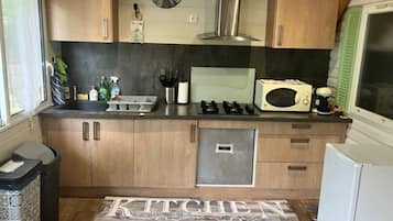 Réfrigérateur, micro-ondes, plaque de cuisson, chaise haute