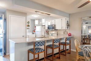 Réfrigérateur, micro-ondes, lave-vaisselle, cafetière/bouilloire