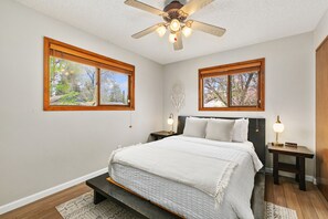 4 bedrooms, desk, iron/ironing board, travel crib