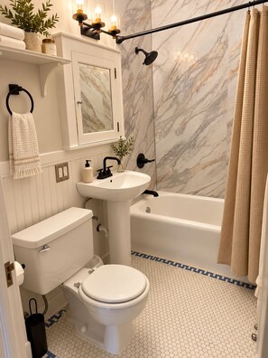 Bathroom - Mac-Groveland • 2 King Beds • Walkable • WiFi • Laundry • Pets welcome! (Saint Paul)
