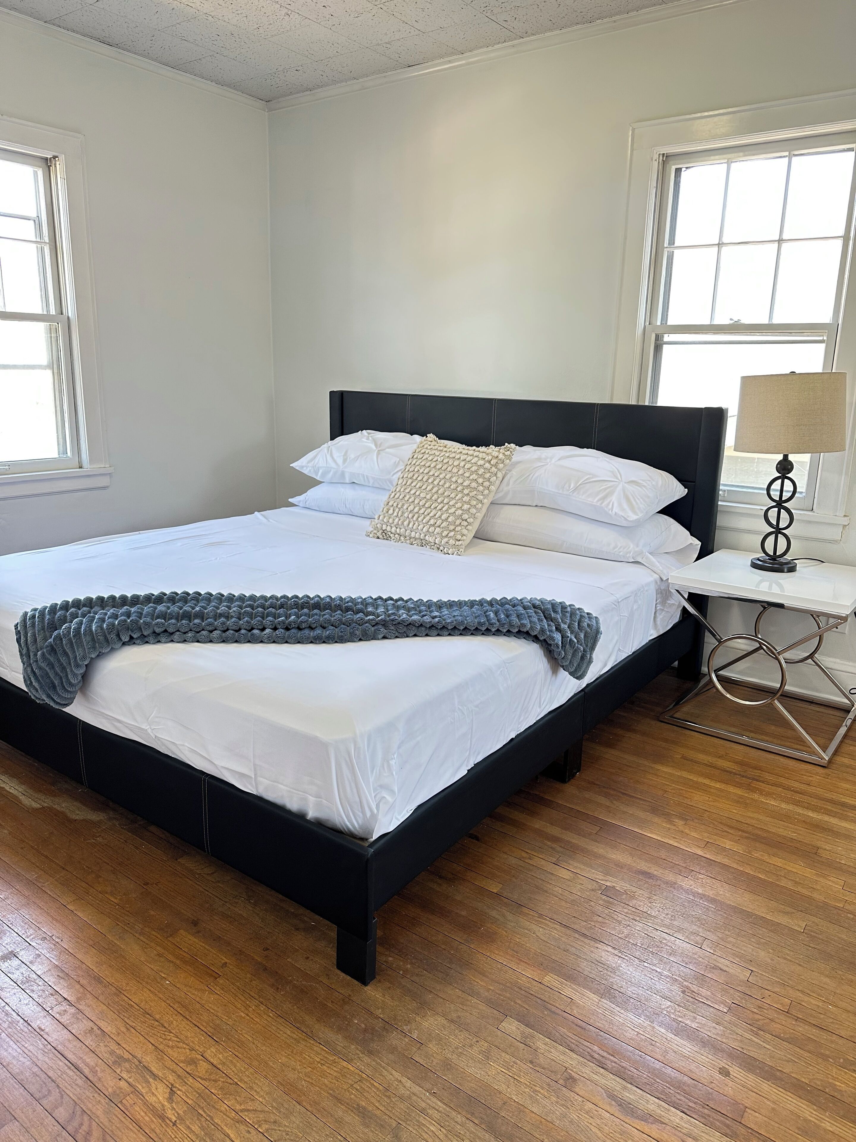 2 habitaciones, tabla de planchar con plancha, cuna de viaje y wifi 