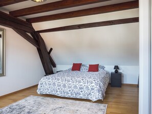 2 bedrooms, desk, iron/ironing board, travel crib