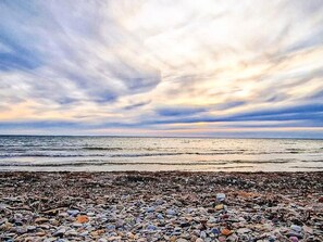 A beach with a rocky shoreline and a cloudy sky. - 5 Person Holiday Home in Morbylanga (Morbylanga)