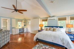 3 bedrooms, iron/ironing board, WiFi, bed sheets - Charming 2-bedroom house in historic Mount Dora with WiFi, AC, & full kitchen (Mount Dora)