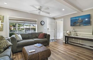 Living area - Charming 2-bedroom house in historic Mount Dora with WiFi, AC, & full kitchen (Mount Dora)