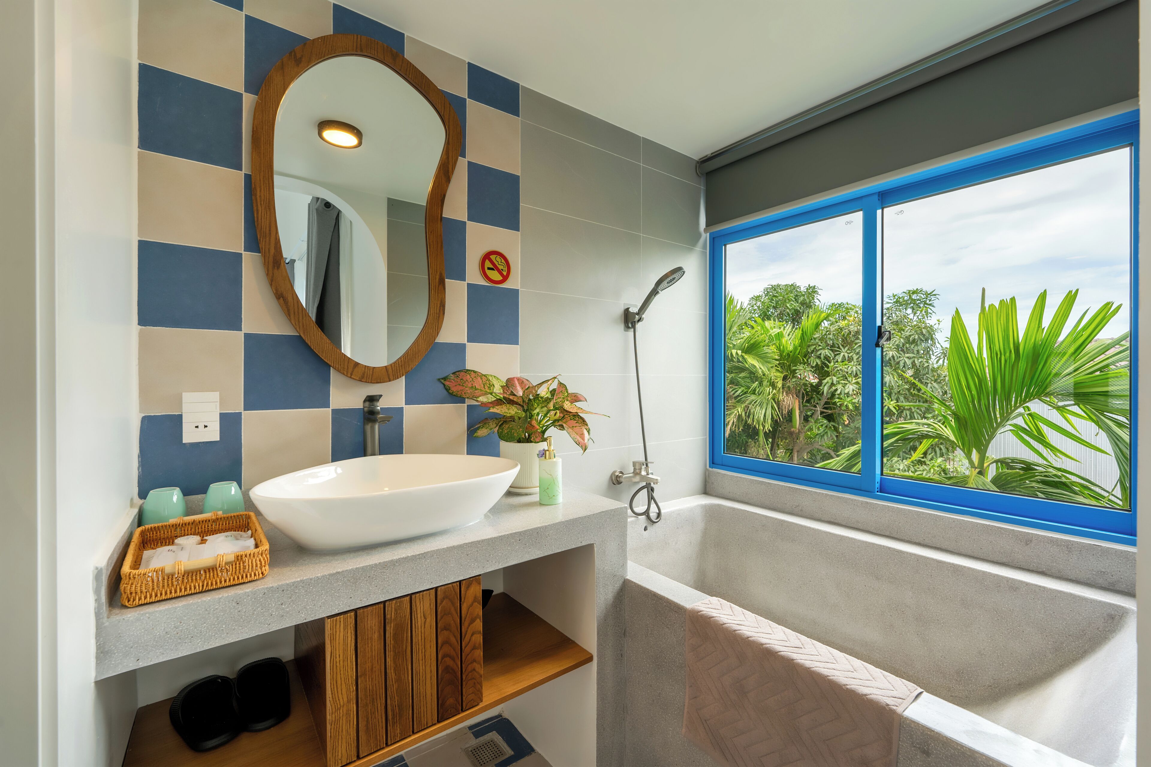 Ein modernes Badezimmer mit einer großzügigen Badewanne, einem Aufsatzwaschbecken und einer Dusche.