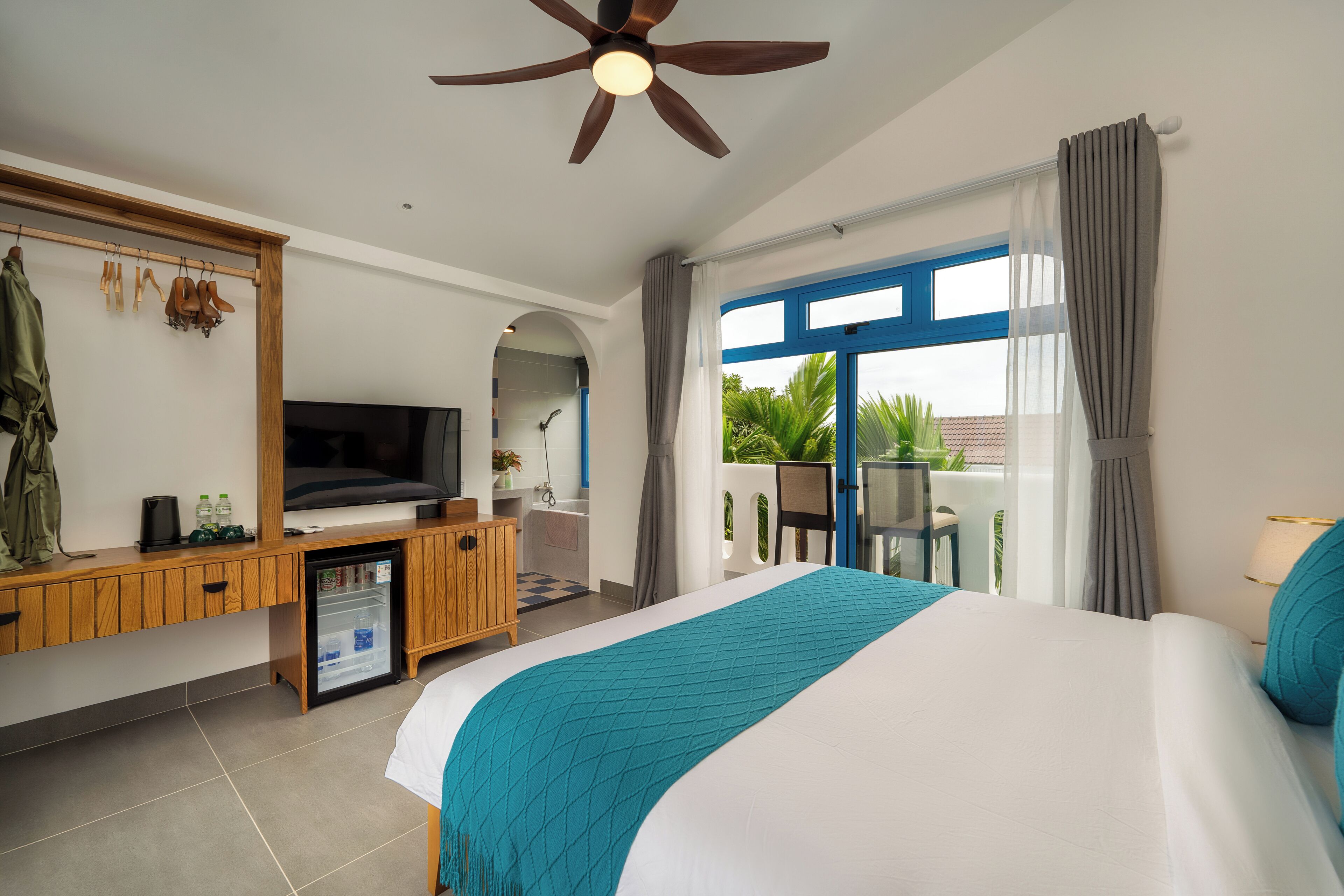 Deluxe Double Room, 1 King Bed, City View | Minibar, in-room safe, desk, laptop workspace