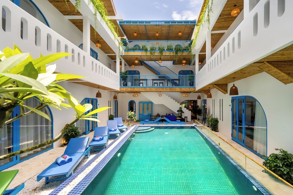 Una piscina al aire libre