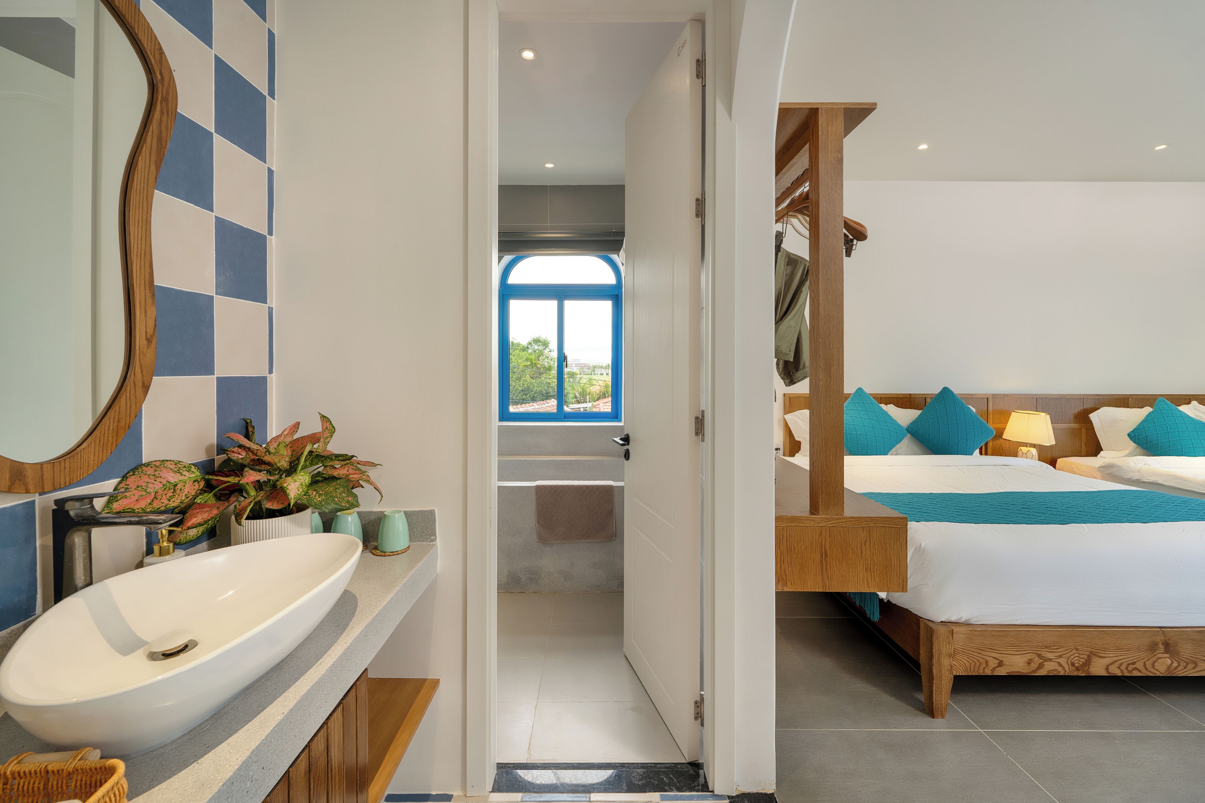 Une salle de bain moderne avec un grand lavabo, un miroir et une fenêtre.
