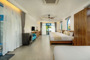 Minibar, caja de seguridad en la habitación y escritorio 