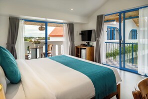 Chambre Double Deluxe, 1 trÚs grand lit, vue partielle sur l'océan | 1 chambre, minibar, coffres-forts dans les chambres, bureau