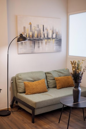 Comfort-lejlighed | Opholdsområde | 50-tommers smart-tv med kabelkanaler