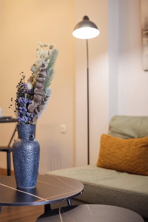 Comfort appartement | Woonruimte | Een 50-inch smart-tv met kabelzenders