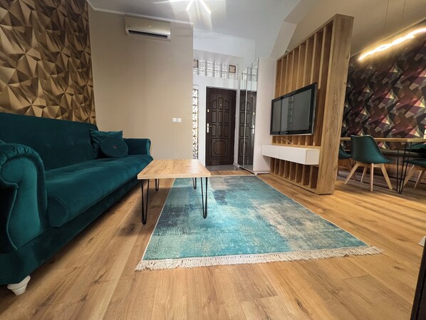 Living area - 2-bedroom apartment in superb Constanta city center with balcony and terrace (Constanta)