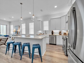 Wasserkocher mit Kaffee-/Teezubehör, Toaster, Esstisch, Kücheninsel