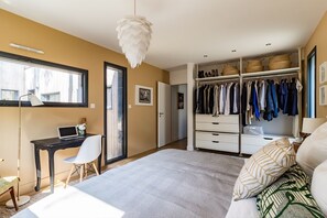 3 Schlafzimmer, Schreibtisch, Bügeleisen/Bügelbrett, Reisekinderbett