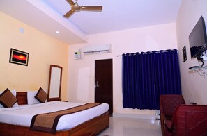 1 bedroom, desk, free WiFi, bed sheets