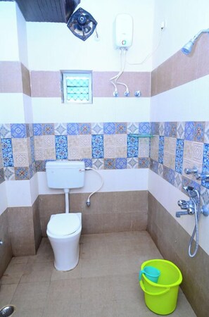 Shower, rainfall showerhead, free toiletries, towels