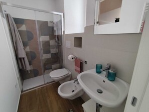 Douche, séchoir à cheveux, bidet, serviettes fournies