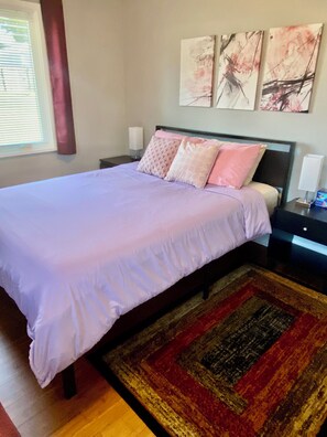 3 makuuhuonetta, työpöytä, silitysrauta/-lauta, vauvan matkasänky