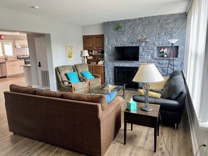 Smart TV, fireplace, stereo