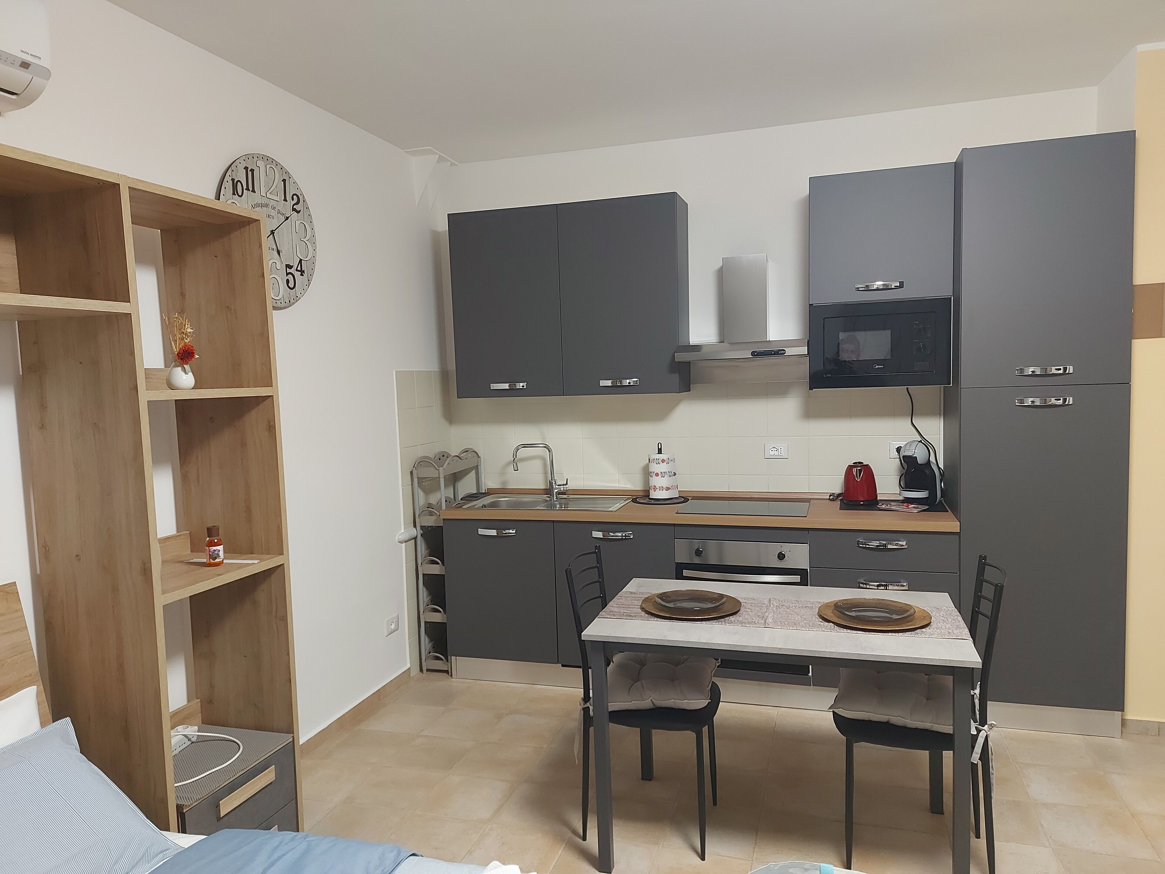 Frigorifero, microonde, forno, piano cottura